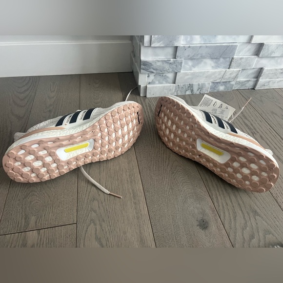 Adidas ultraboost women’s shoes, new - Picture 5 of 6